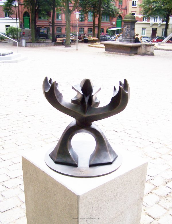 Urban contemporary art sculpture Canman made of bronze in hamburg
