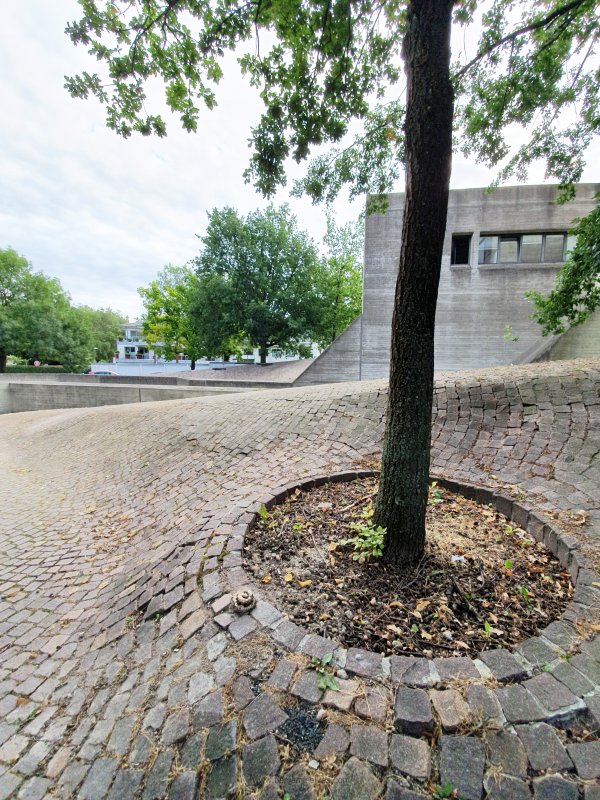 Street Art sculpture "Dog Gold" made ot bronze at Sprengel Museum Hannover