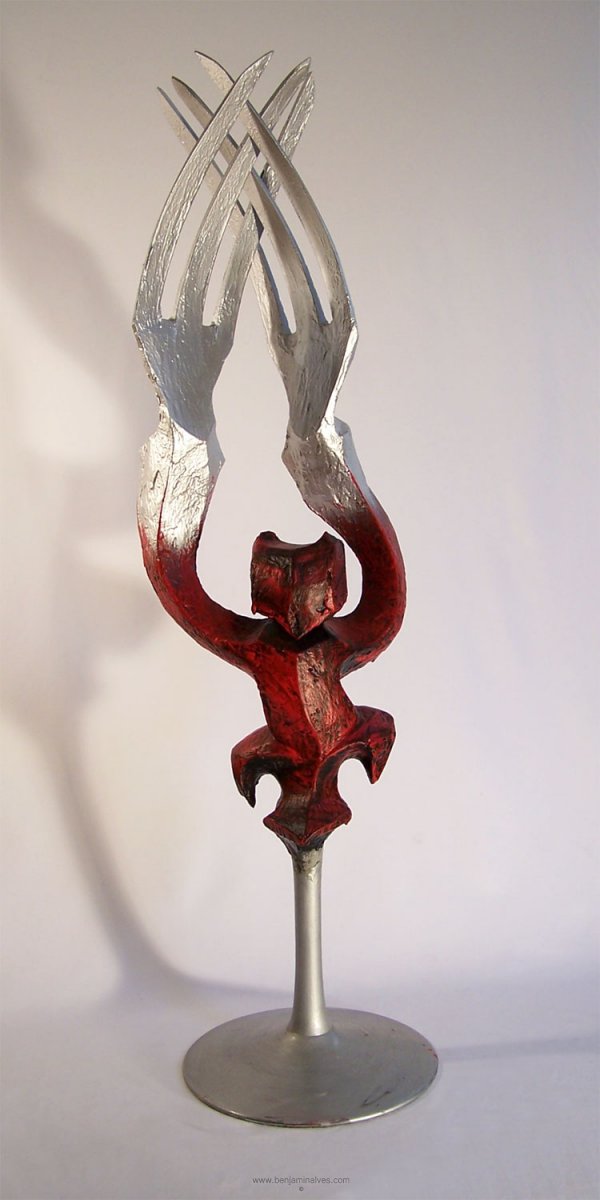 front view of the sculpture fork-hands