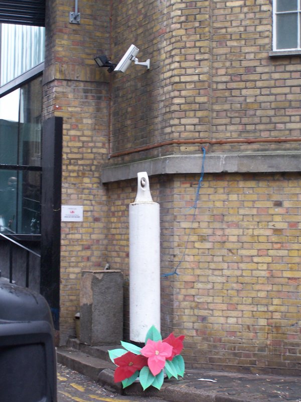 Street Art sculpture Screamin Brick